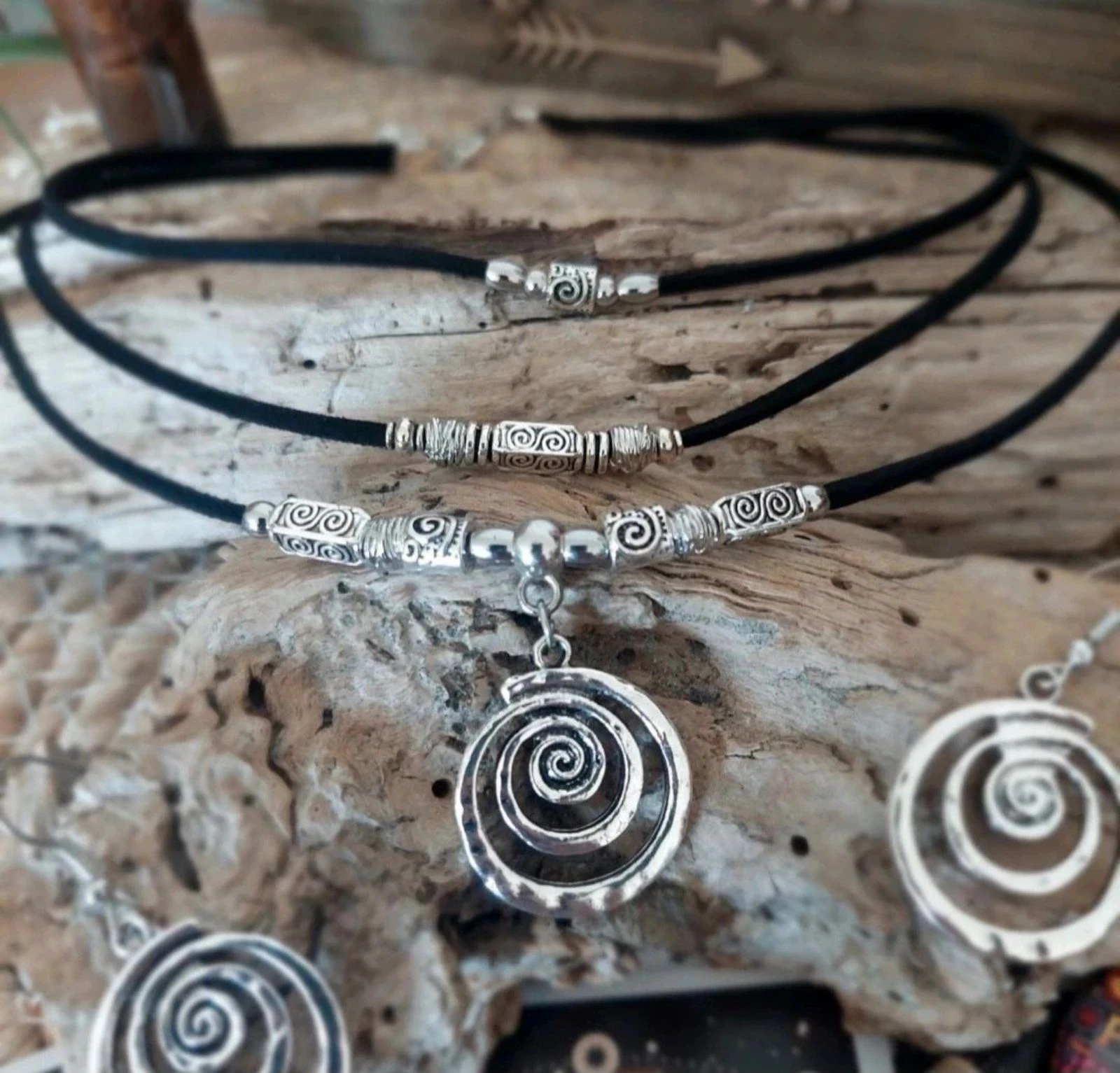 Parure boho místico de tres hileras, pequeña espiral hipnótica, negro – photo 9